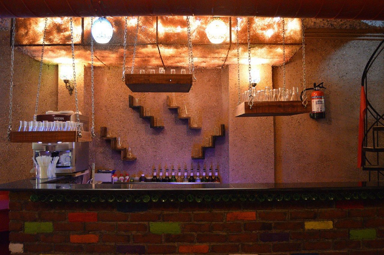 2 Bandits Lounge Bar in Satyaniketan, Delhi