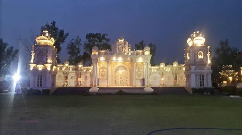 Le Garden Victorian Palace in GT Karnal Road, Delhi