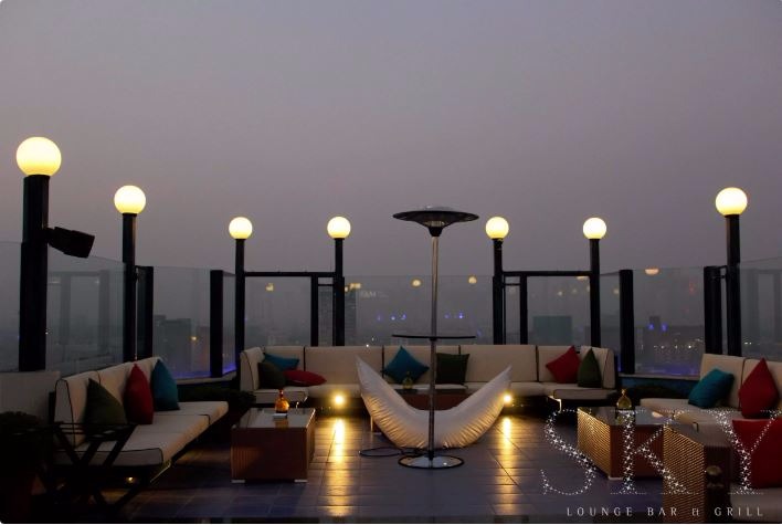 Sky Lounge Bar in Janpath, Delhi