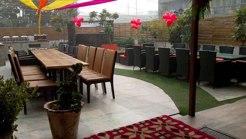 Utopia Lounge in Karkardooma, Delhi
