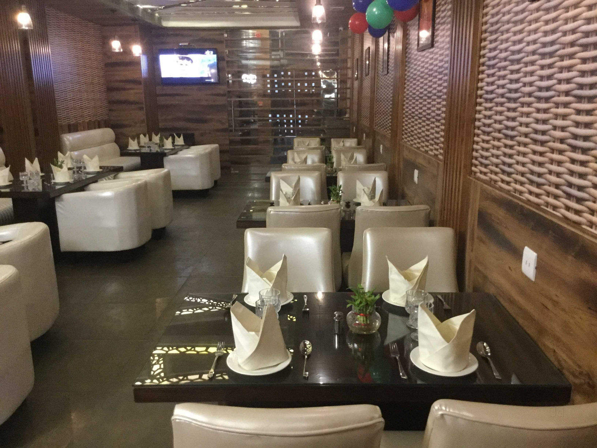 Vip Lounge Bar in Paharganj, Delhi