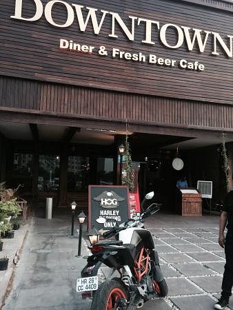 Downtown Diners Living Beer Cafe in Sector 29, Gurgaon