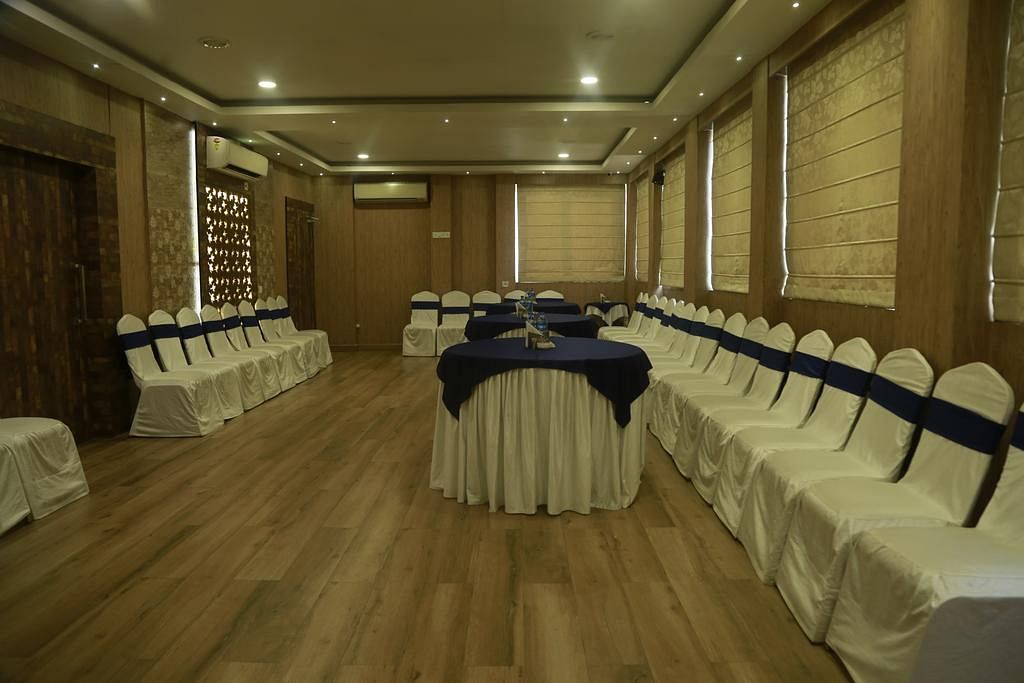 Hotel Comfotel in Ballygunge, Kolkata