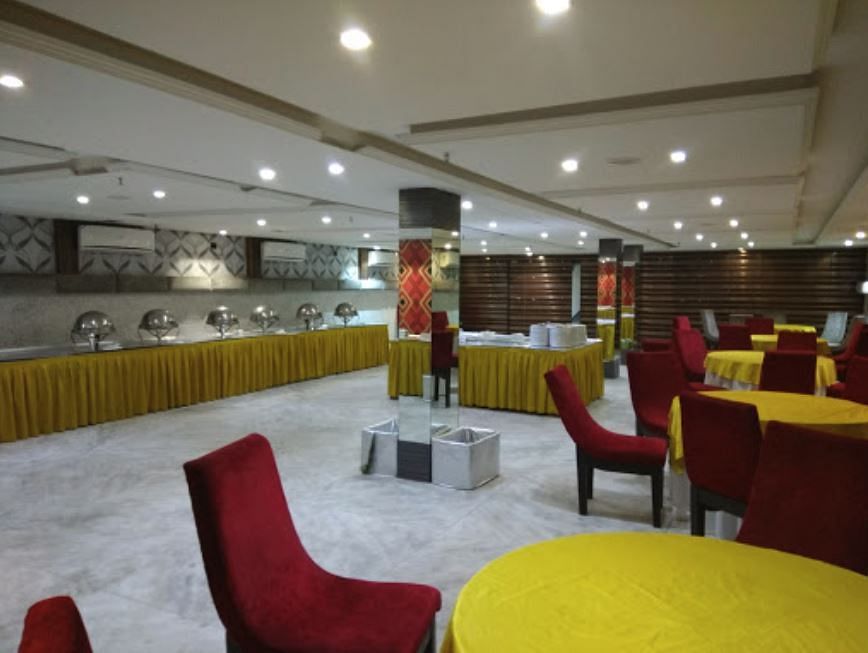 Hotel Golden Sky in Charbagh, Lucknow