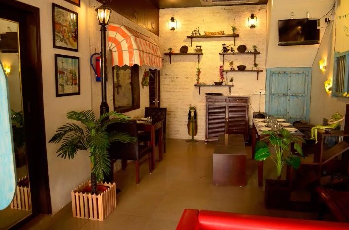 Burbees Cafe in Sector 18, Noida