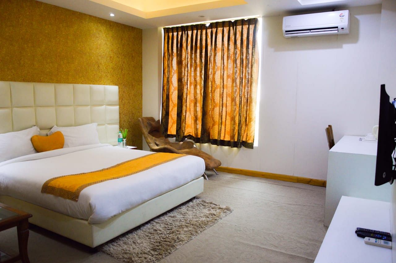 Hotel House Inn in Sector 70, Noida