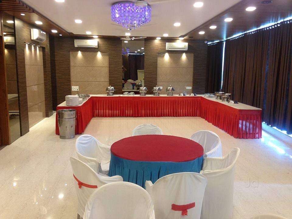Hotel Royal Rituales in Vesu, Surat